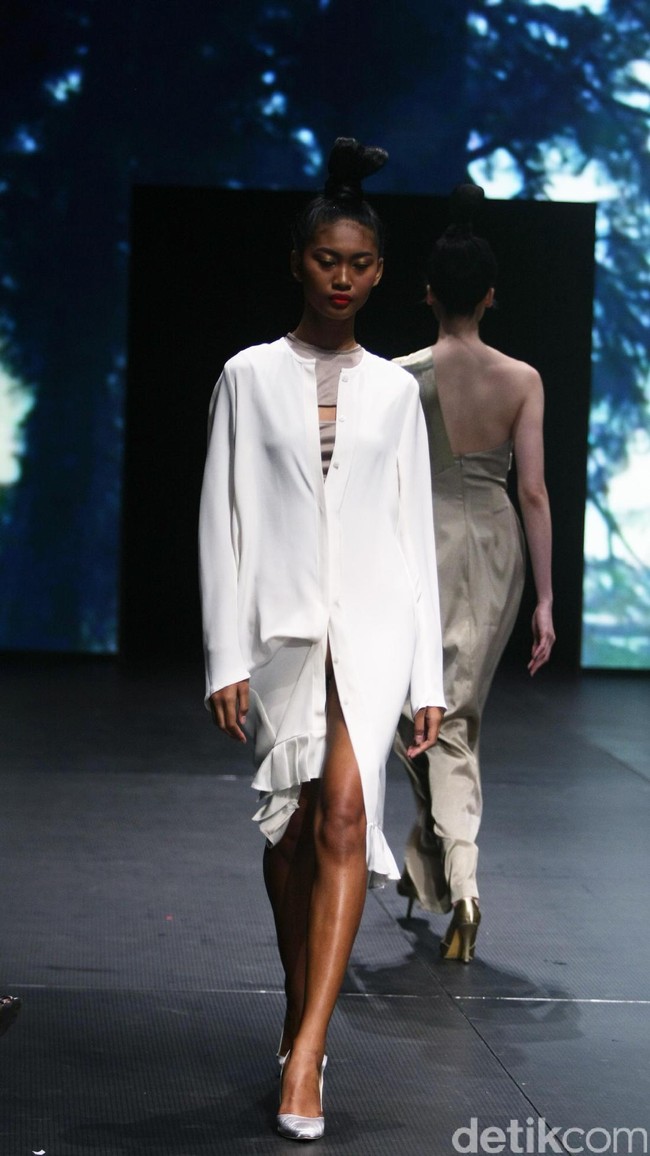 Jeffry Tan mengangkat tema White Stories di Plaza Indonesia Fashion Week 2017 Lt 8, Plaza Indonesia. Jakarta. [Foto: Mohammad Abduh/Wolipop]
