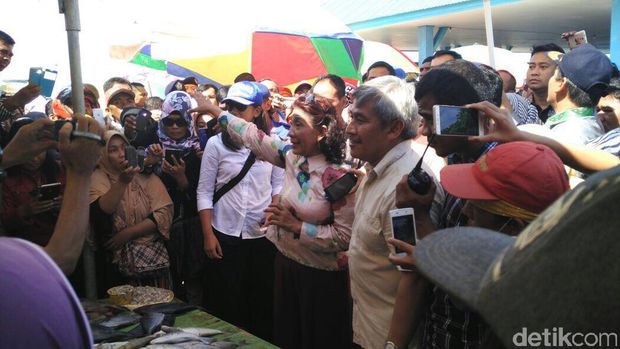 Naik Kapal Patroli, Susi Blusukan ke Kendari