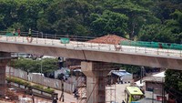 Saat ini, pekerjaan jembatan gelagar MR sedang dilakukan di stasiun MRT Lebak Bulus, serta pekerjaan struktur beton yang akan menyalurkan beban menuju pondasi ke tanah.  (Foto: dok MRT)