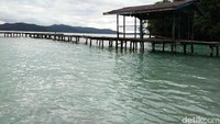 Di ujung pantai terdapat sebuah dermaga kayu. Tapi traveler tidak boleh melompat dari dermaga ke dalam air. Karena takut merusak ekosistem karang (Bonauli/detikTravel)