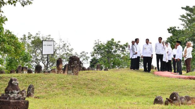Presiden Jokowi mengunjungi kawasan objek wisata religi Pemakaman Mahligai Barus.