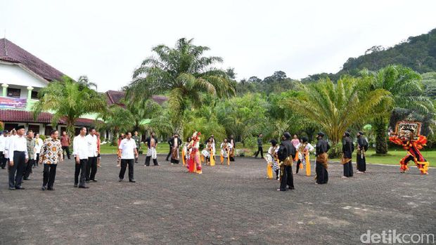 Ditemani Akbar Tanjung, Jokowi Tinjau SMA di Tapanuli Tengah