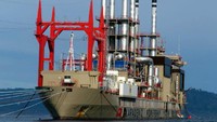 Kapal Genset Raksasa asal Turki ini sudah tiba di Waai, Ambon sejak Rabu (15/3/2017) lalu. (Foto: Ardhan/detikFinance)