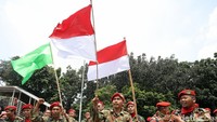 Massa mengibarkan bendera merah putih.