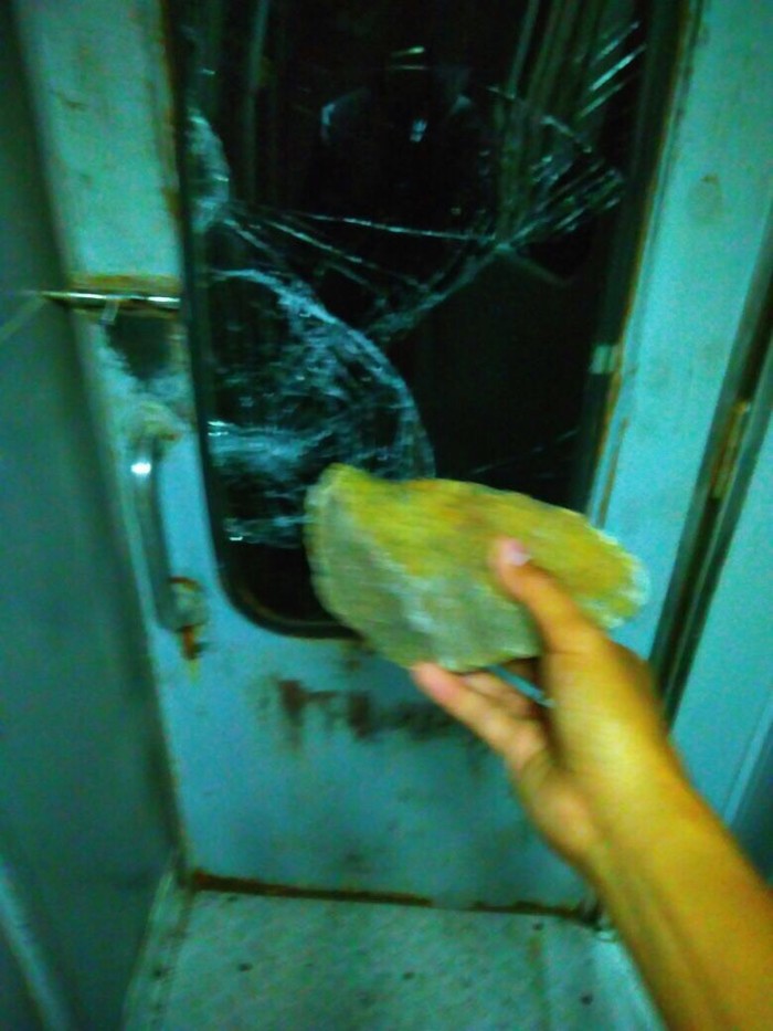 Penampakan Kaca KA Serayu yang Rusak dan Pecah Saat Dilempari Batu