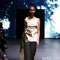 Jeffry Tan mengangkat tema White Stories di Plaza Indonesia Fashion Week 2017 Lt 8, Plaza Indonesia. Jakarta. [Foto: Mohammad Abduh/Wolipop]