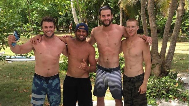 Artis Liam Hemsworth (kedua dari kanan) di Mentawai (@dingomorrison/Instagram) Artis Liam Hemsworth (kedua dari kanan) di Mentawai (@dingomorrison/Instagram)