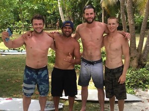 Liburan Si Ganteng Liam Hemsworth ke Mentawai