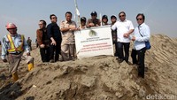 Rombongan kemudian mengecek kegiatan reklamasi di pulau tersebut apakah masih berlangsung atau tidak mengingat kegiatan reklamasi di pulau tersebut dihentikan sementara sejak 2016 karena dikenakan sanksi administrasi oleh KLHK.