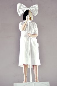 Penampilan Baru Sia Tanpa Rambut Palsunya yang Ikonik