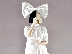 Sia Mengaku Idap Penyakit Langka, Tutupi Sedih dengan Wig