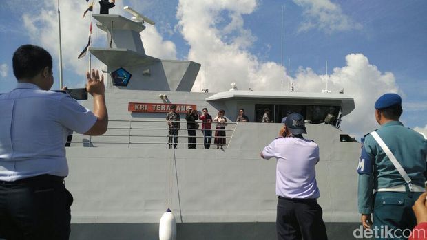 Naik Kapal Patroli, Susi Blusukan ke Kendari