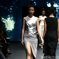 Jeffry Tan mengangkat tema White Stories di Plaza Indonesia Fashion Week 2017 Lt 8, Plaza Indonesia. Jakarta. [Foto: Mohammad Abduh/Wolipop]