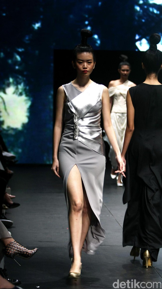 Jeffry Tan mengangkat tema White Stories di Plaza Indonesia Fashion Week 2017 Lt 8, Plaza Indonesia. Jakarta. [Foto: Mohammad Abduh/Wolipop]