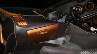 Mobil modifikasi Kalajengking ini dirancang oleh White Soul Customs Jogja. Biaya yang dihabiskan, kata Tole, mencapai Rp 350 juta.