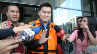 Dicecar sejumlah pertanyaan oleh wartawan, tersangka ketiga dalam kasus e-KTP itu memilih bungkam. Ia hanya sesekali tersenyum saat berjalan menuju mobil tahanan yang akan membawanya.