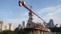Alat berat terus bekerja agar proyek renovasi itu selesai sesuai target.