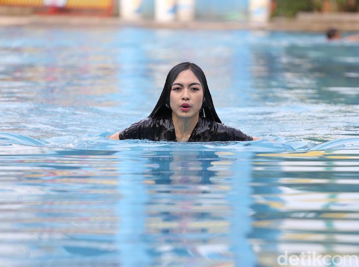 Doyan Berenang, Vizza Dara Sebal Badannya Tak Tambah Tinggi