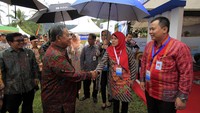 Kepala Divisi Penjaminan Program Perum Jamkrindo Lusy Susanti, Kepala Kantor Wilayah 1 Medan Perum Jamkrindo Adnan Lukman Hatta, berbincang dengan Menteri Koordinator bidang Perekonomian, Darmin Nasution. (Foto: dok. Jamkrindo)
