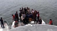 Rombongan sidak pulau reklamasi berangkat dari Pelabuhan Nizam Zachman, Penjaringan, Jakarta Utara, Jumat (24/3/2017). Rombongan kemudian bersama wartawan berangkat menggunakan kapal cepat milik Kementerian Kelautan dan Perikanan.