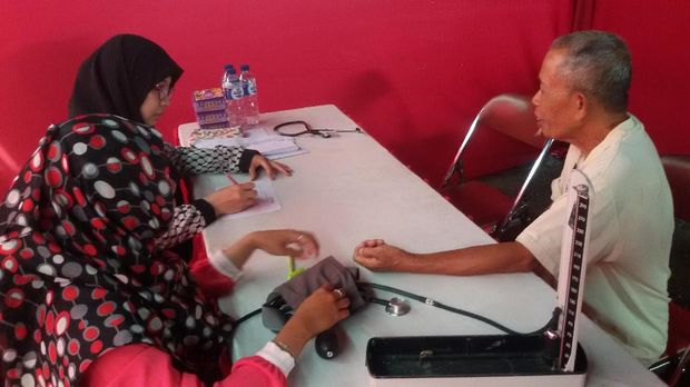 Warga yang mengeluh pusing dan mual itu diperiksa kesehatannya oleh dokter secara gratis.