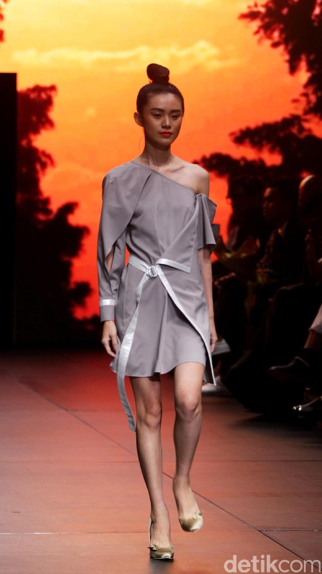 Jeffry Tan mengangkat tema White Stories di Plaza Indonesia Fashion Week 2017 Lt 8, Plaza Indonesia. Jakarta. [Foto: Mohammad Abduh/Wolipop]