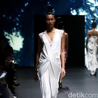 Jeffry Tan mengangkat tema White Stories di Plaza Indonesia Fashion Week 2017 Lt 8, Plaza Indonesia. Jakarta. [Foto: Mohammad Abduh/Wolipop]