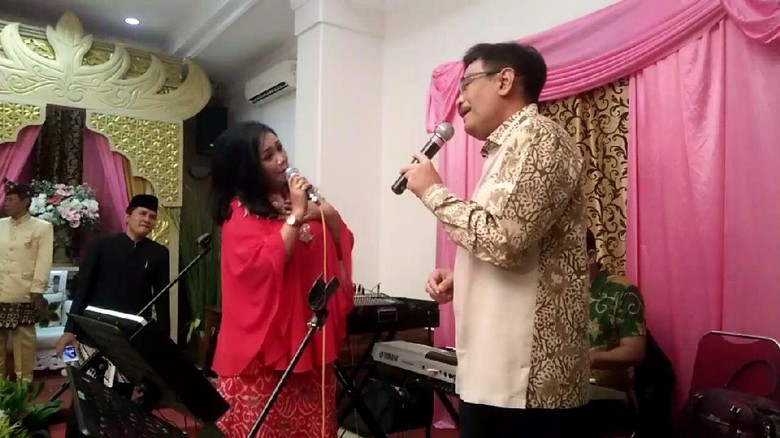 Djarot Nyanyi Panggung Sandiwara di Resepsi Pernikahan Warga Djarot Nyanyi Panggung Sandiwara di Resepsi Pernikahan Warga