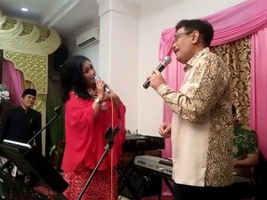 Djarot Nyanyi Panggung Sandiwara di Resepsi Pernikahan Warga