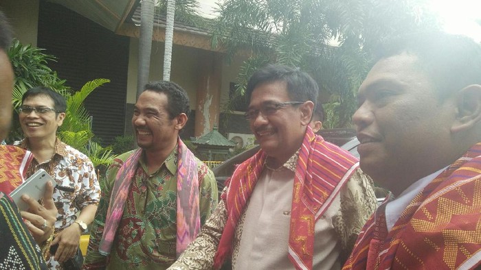 Hadiri Kondangan, Djarot Diberi Kain Kehormatan Batak Karo