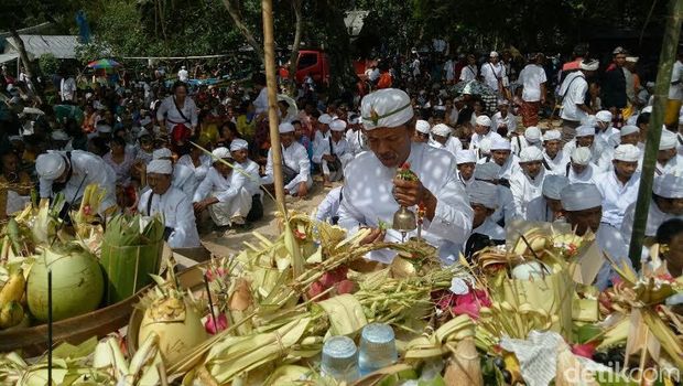 Melihat Khidmatnya Melasti Umat Hindu di Pulau Merah Banyuwangi