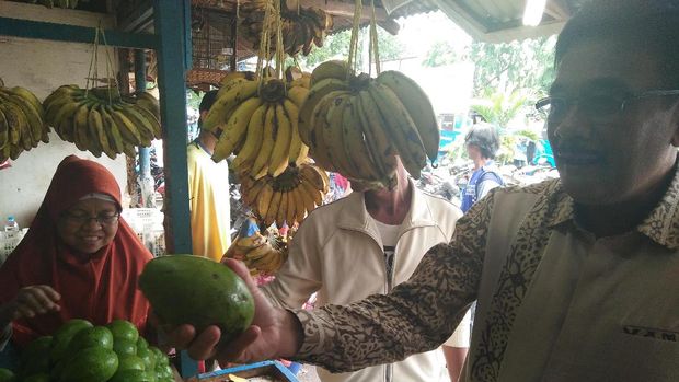 Dia juga membeli alpukat 2 kg.