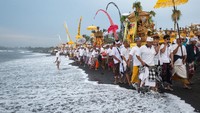 Ratusan orang mengikuti upacara Melasti pada hari ini di Gianyar, Bali. REUTERS/Agung Parameswara.