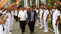 Kehadiran Menhub disambut dengan seremoni pedang pora oleh para siswa Sekolah Pelayaran di Kudus dengan di dampingi Program Director Djarum Foundation Primadi H Serad. (Foto: dok Kemenhub)