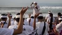 Dalam upacara ini, masyarakat akan datang secara berkelompok ke sumber-sumber air seperti danau dan laut. Setiap kelompok atau rombongan berasal dari satu kesatuan wilayah yang sama. Mereka datang dengan membawa perangkat-perangkat keramat peribadahan, yaitu arca, pratima, dan pralingga dari pura yang ada di wilayah masing-masing untuk disucikan. REUTERS/Agung Parameswara.