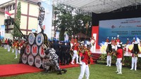 Para siswa sekolah unjuk kebolehan di depan Menhub dan perwakilan negara sahabat. Bakti Pendidikan Djarum Foundation bersama Sumitomo Mitsui Banking Corporation memberi dukungan dan pengembangan fasilitas berbasis teknologi maritim International kepada SMK Wisudha Karya.(Foto: dok Kemenhub)