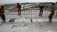 Jalan tol sepanjang 16 km tersebut masih terkendala pembebasan lahan di seksi II (Semayang-Herletia) dan seksi I (Helvetia-Medan).