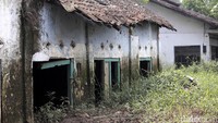 Puluhan rumah di Kampung Cigado dan Cieunteung, Kelurahan Baleendah, Kecamatan Baleendah, Kabupaten Bandung dipenuhi lumpur yang dibawa oleh banjir.