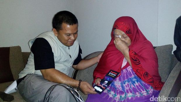 Tim Bupati Dedi menemui Siti Rohaya alias Amih (83)