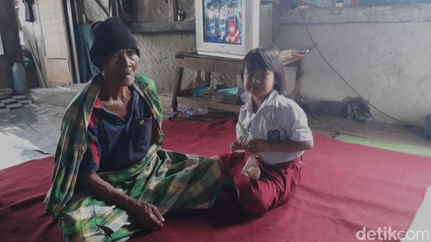 Kiki bersama keluarganya