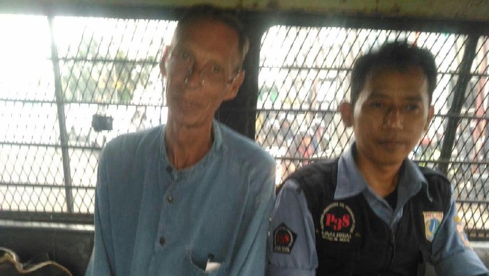 Dinsos Jaksel Selamatkan WN Inggris yang Menggelandang di Musala