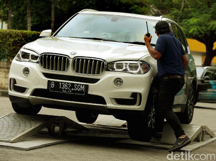 Merasakan Performa BMW Seri X di Senayan