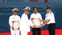 Menteri Perhubungan Budi Karya menyerahkan persetujuan sertifikasi Standards of Training, Certification and Watchkeeping (STCW) 2010 dari International Maritime Organization kepada SMK Wisudha Karya. (Foto: dok Kemenhub)