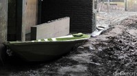 Warga setempat mengeluhkan bahwa Pemkab Bandung, selama banjir terjadi satu bulan belakangan ini, sangat minim dalam hal memberikan bantuan.