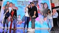 Tuh bisa selfie kan sama artis idola?
