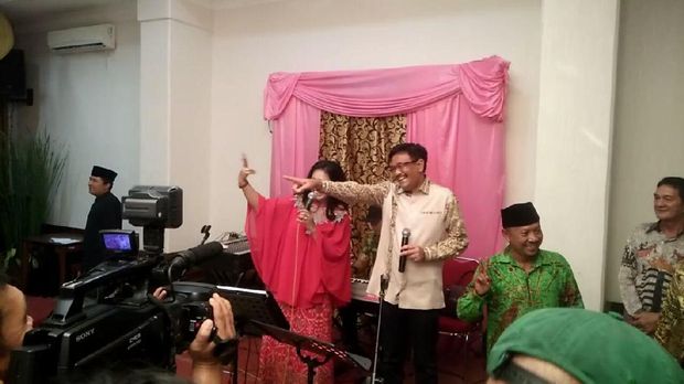 Djarot menyumbangkan lagu Panggung Sandiwara.