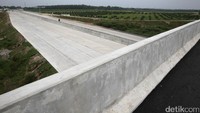 Pembangunan dan pembebasan lahan untuk jalan tol ini terus dipercepat.