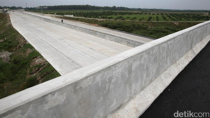 Pembangunan Jalan Tol Medan-Binjai Masih Terkendala Lahan — Para pekerja menyelesaikan proyek jalan tol Medan-Binjai seksi III, Sumatera Utara, Jumat (24/3/2017). Jalan tol sepanjang 16 km tersebut masih terkendala pembebasan lahan di seksi II (Semayang-Herletia) dan seksi I (Helvetia-Medan). Rencananya, jalan tol yang menjadi bagian Trans Sumatera tersebut akan selesai akhir tahun 2017. Namun untuk seksi III (Binjai-Semayang) sudah bisa digunakan pertengahan tahun atau musim lebaran. (Ari Saputra/detikcom)