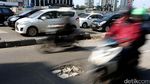 Musim Hujan, Jalan Sudirman Berlubang