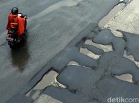 Ini Tipsnya Biar Naik Motor Tetap Aman Saat Hujan